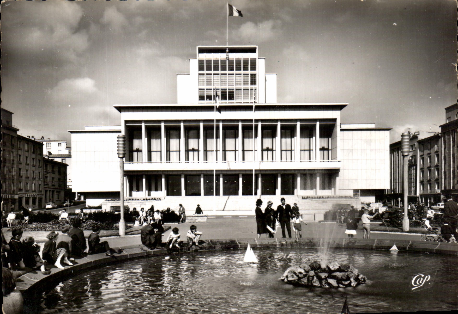 CPSM Brest Place de La Liberte Les Jardins et l hotel de ville