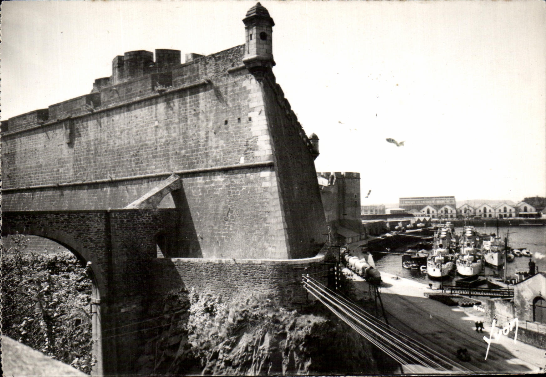 CPSM Brest Le Chateau Fort Bateaux