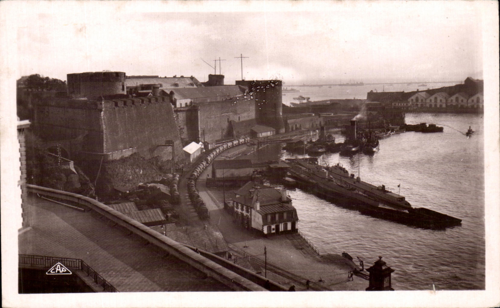 CPA Brest Le Chateau et La Penfeld Bateaux Sous marin