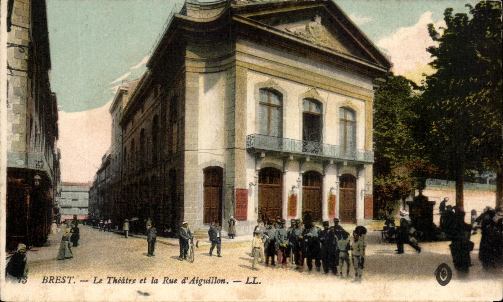 CPA Brest Le Theatre Et La Rue d Aiguillon Soldats Militaria