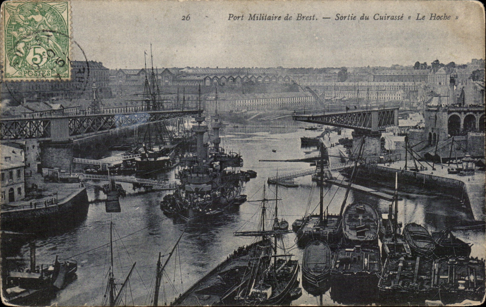 CPA Port Militaire De Brest Sortie du cuirasse Le Hoche Bateaux 