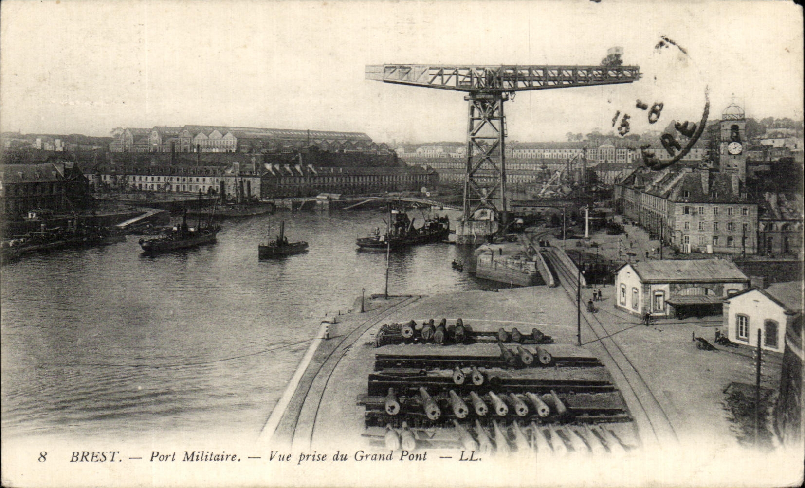 CPA Brest Port Militaire Vue prise du grand pont Bateaux