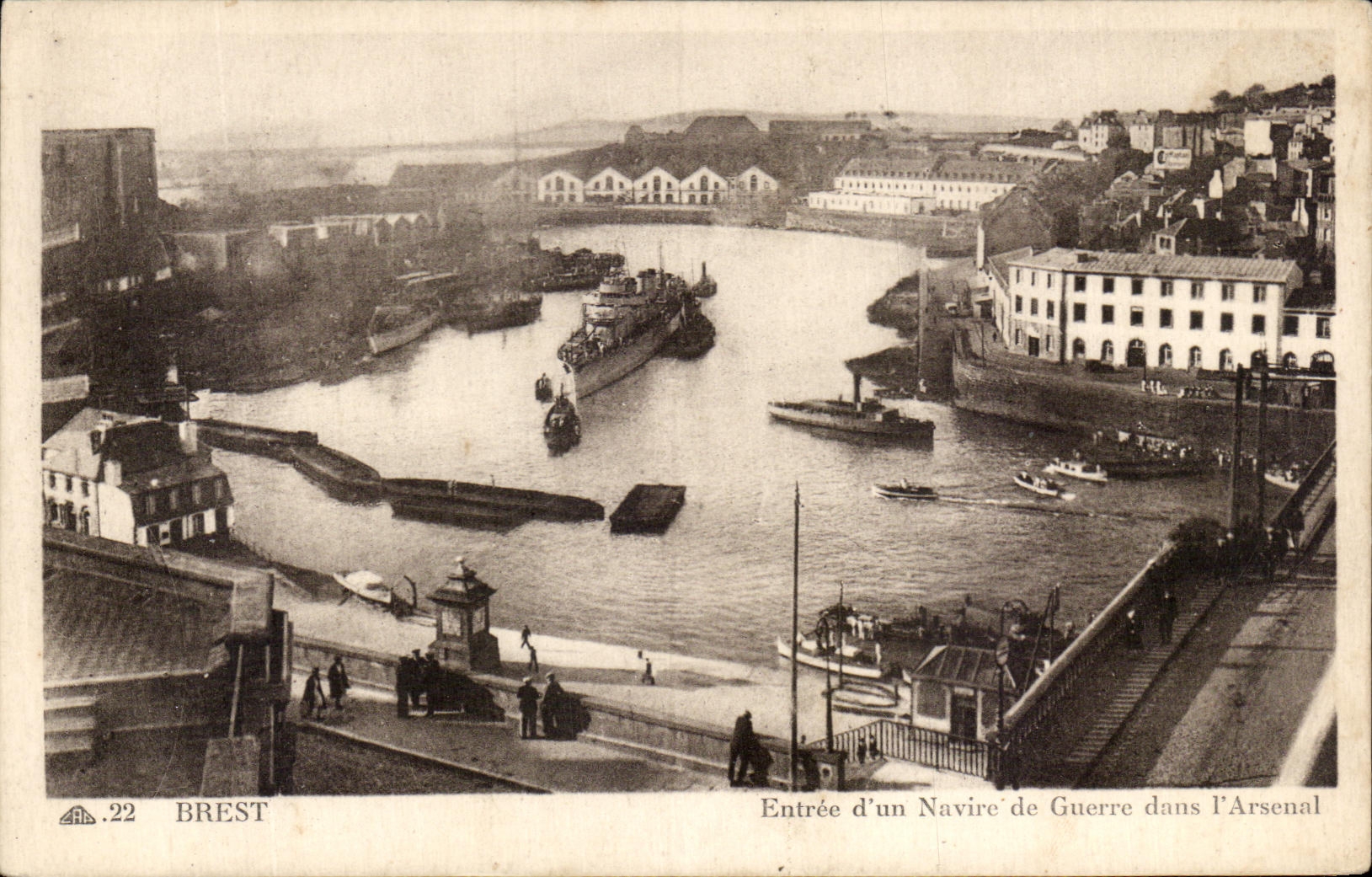 CPA Brest Entree D Un Navire Guerre Dans L Arsenal Bateau