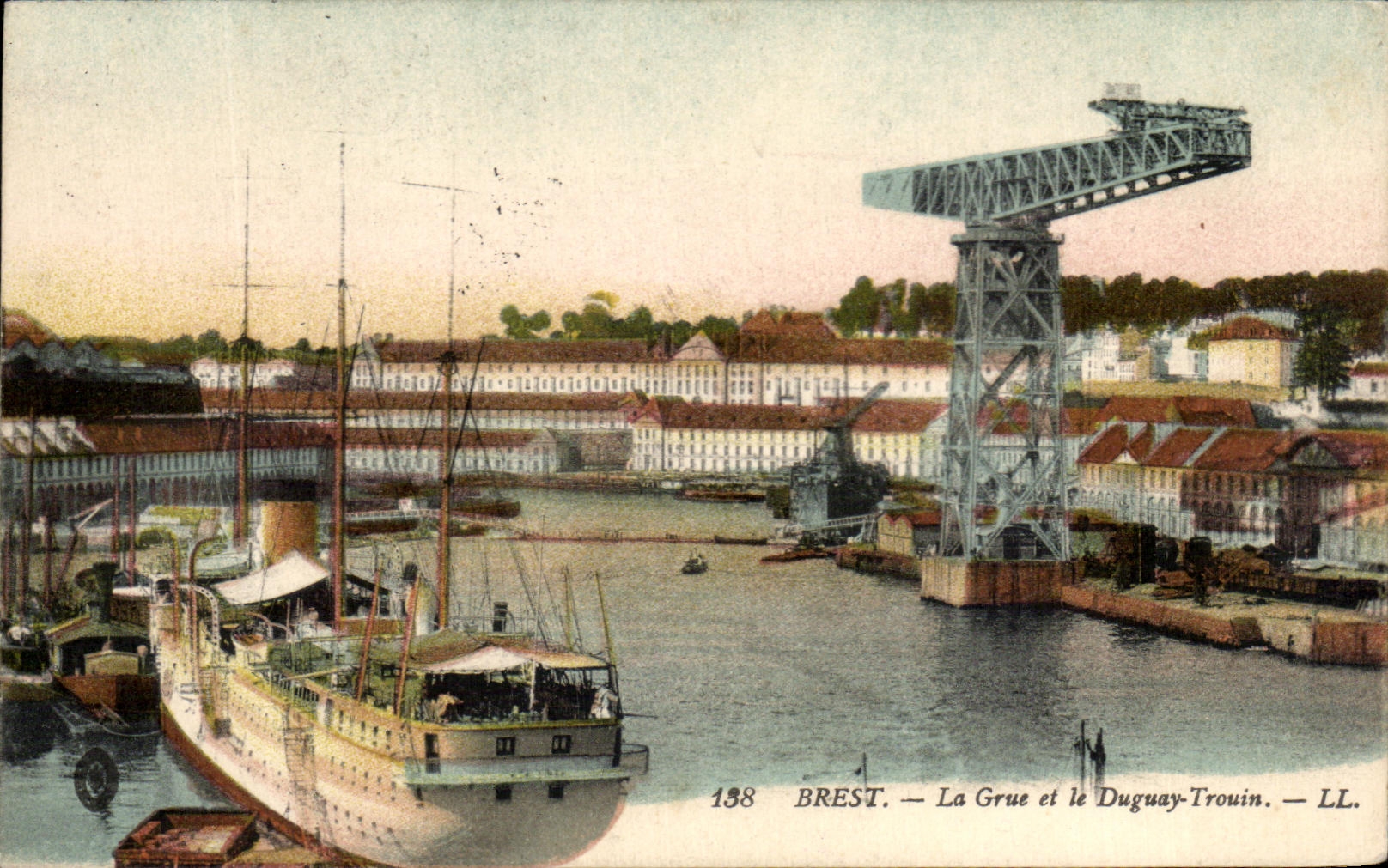 CPA Brest La Grue Et Le Duguay Trouin Bateau