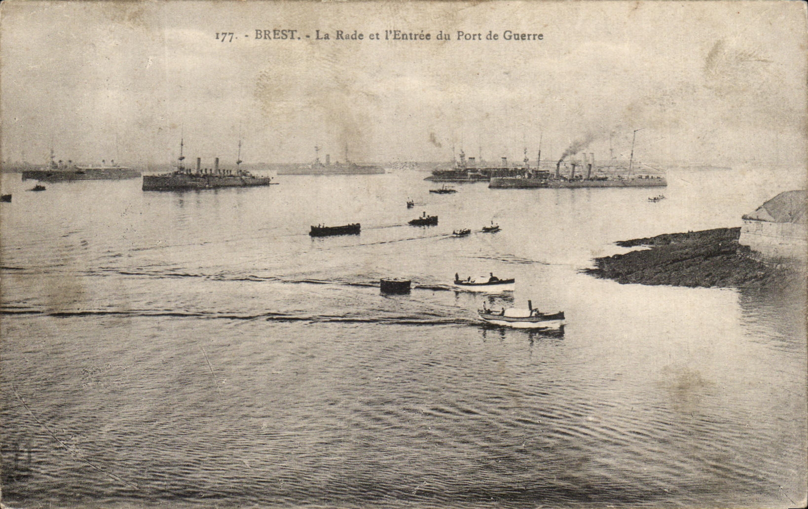 CPA Brest La Rade Et L Entree Du port De Guerre Bateaux