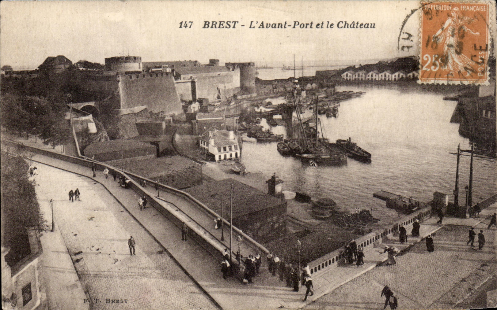 CPA Brest L Avant Port Et Le Chateau Bateaux