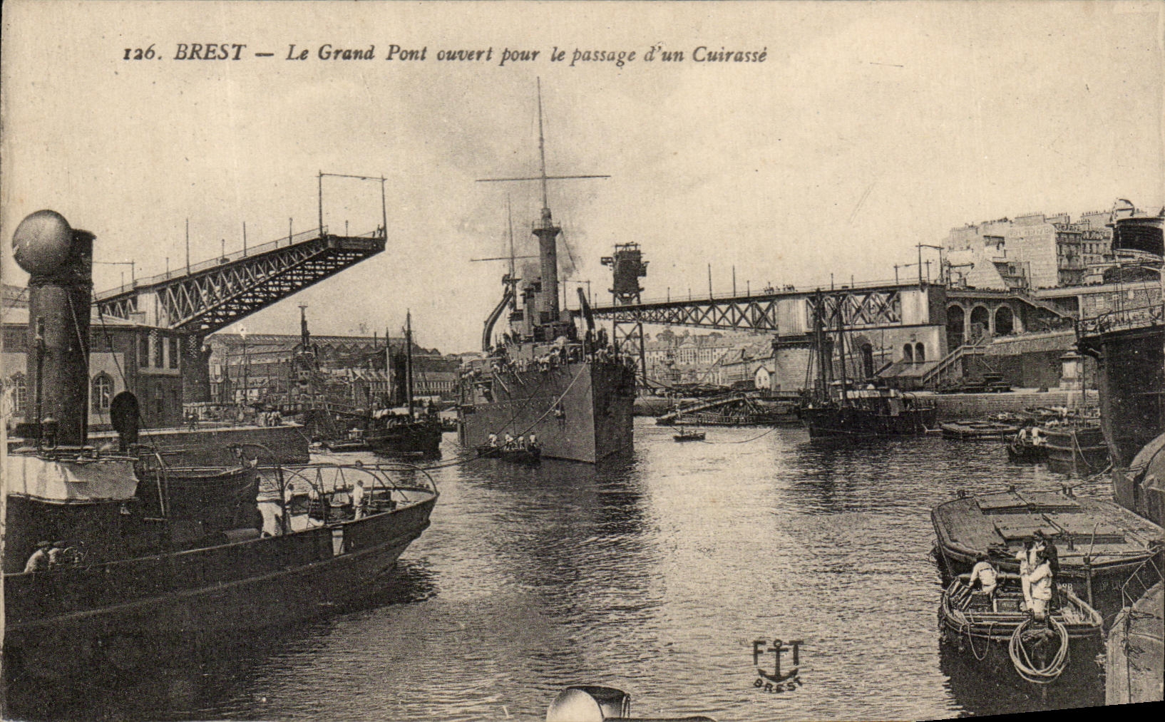 CPA Brest Le Grand Pont Ouvert Pour Le Passage d un cuirasse Bateau 