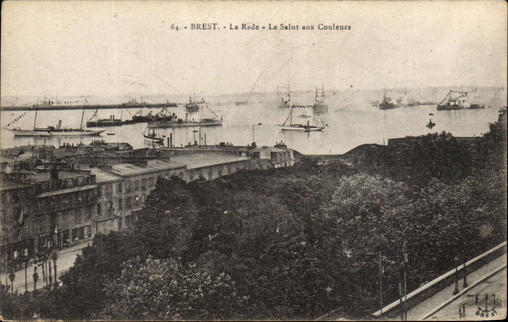 CPA Brest La Rade Le Salut Aux Couleurs Bateaux