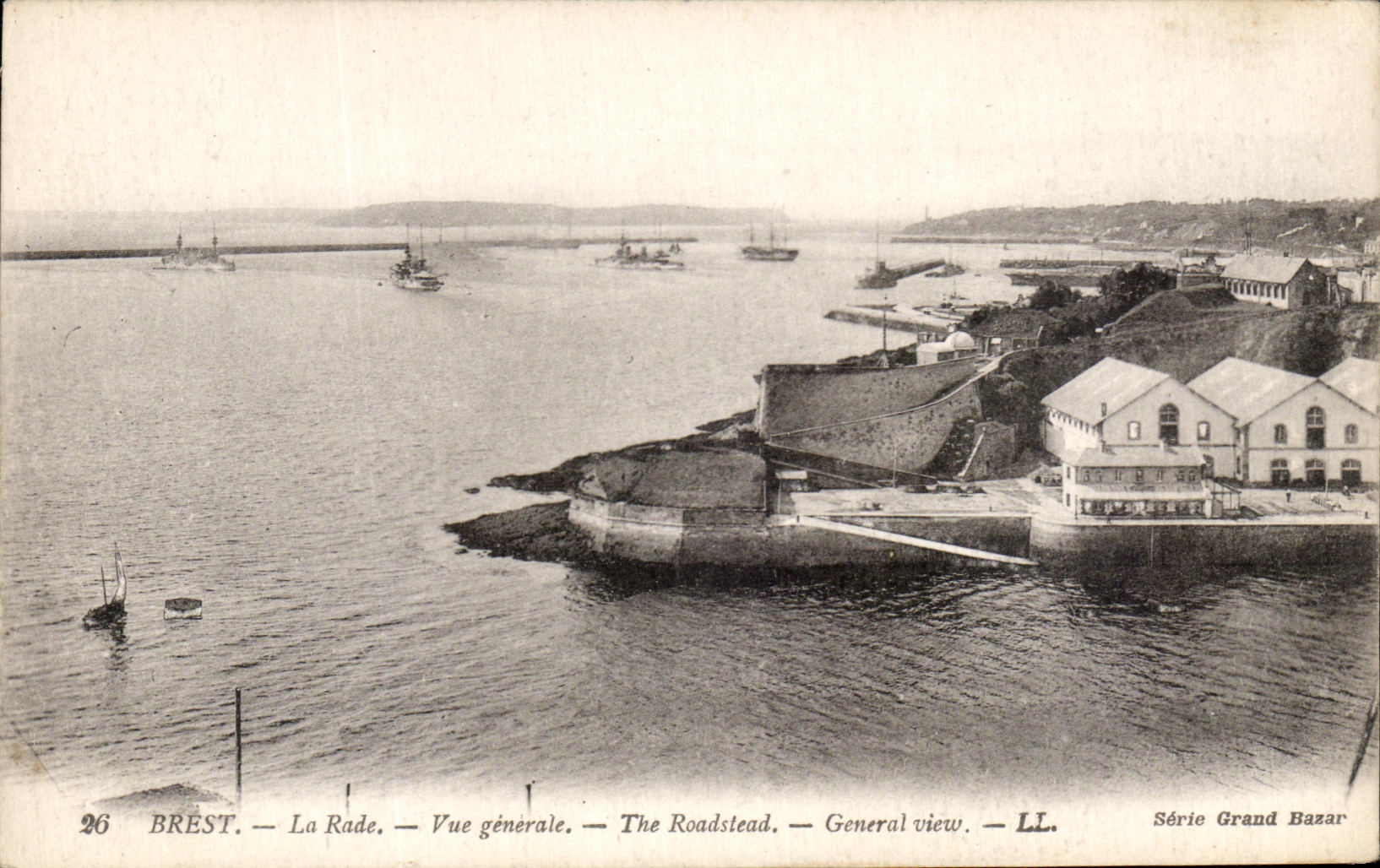 CPA Brest La Rade Vue Generale Bateaux