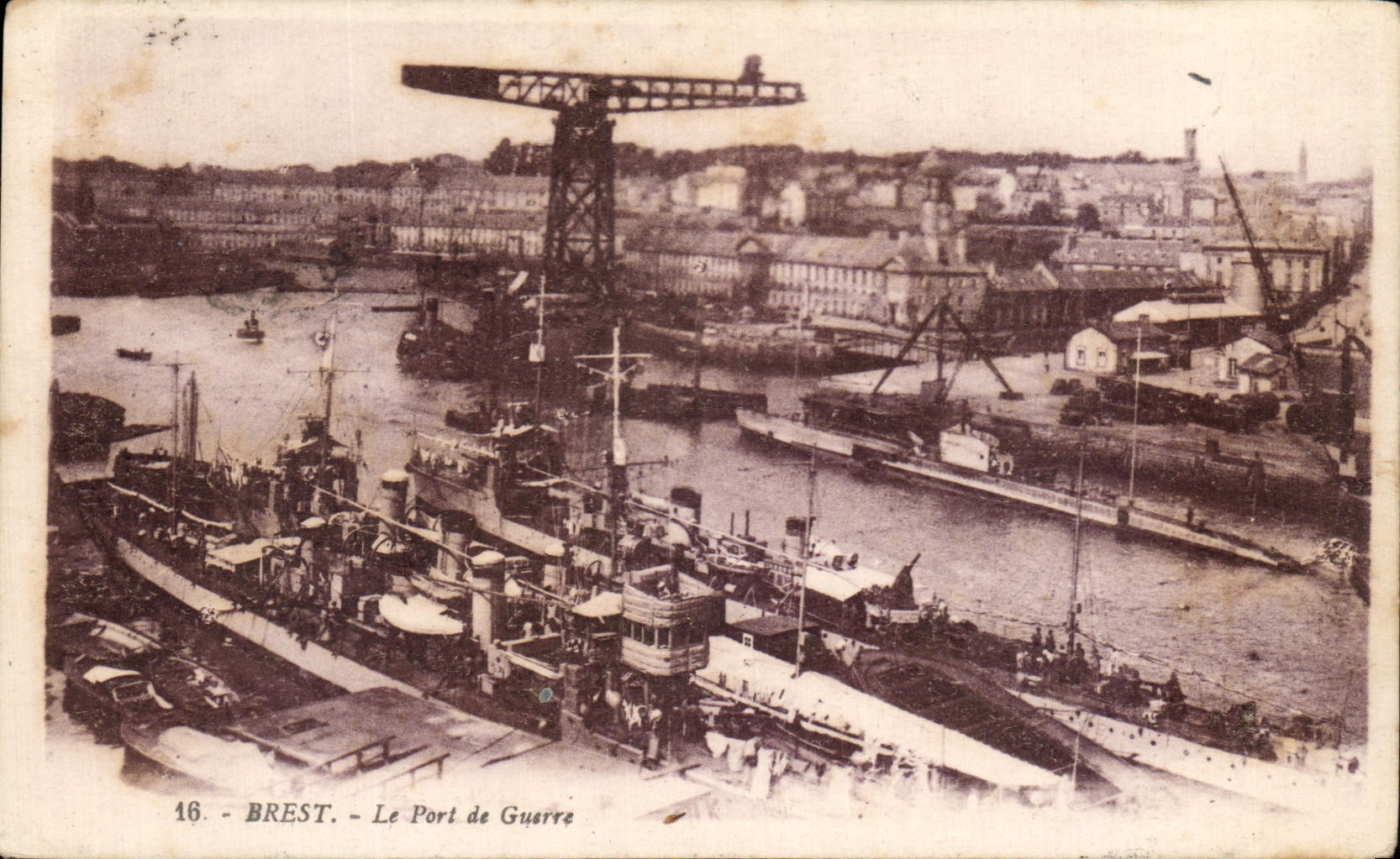 CPA Brest Le Port De Guerre Bateaux