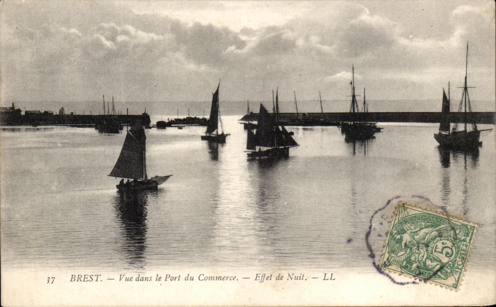 CPA Brest Vue Dans Le port Du Commerce Effet de nuit Bateaux 