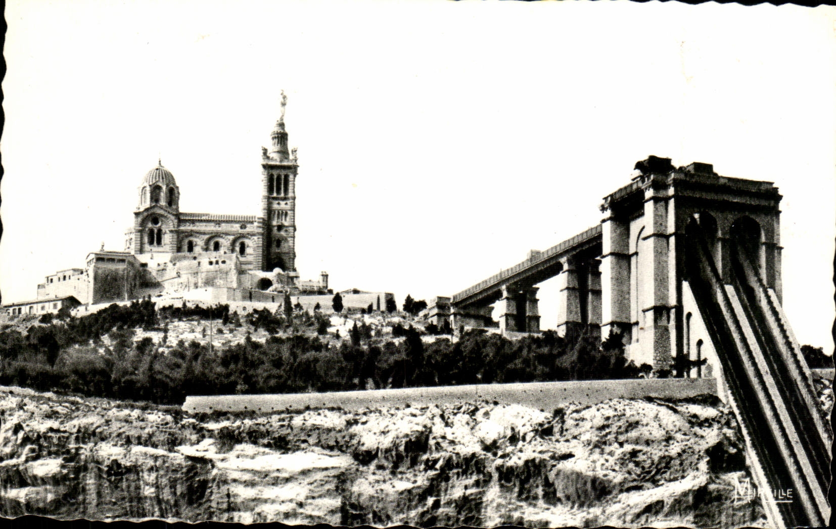 CPA Marseille Notre Dame de La Garde et Les Ascenseurs