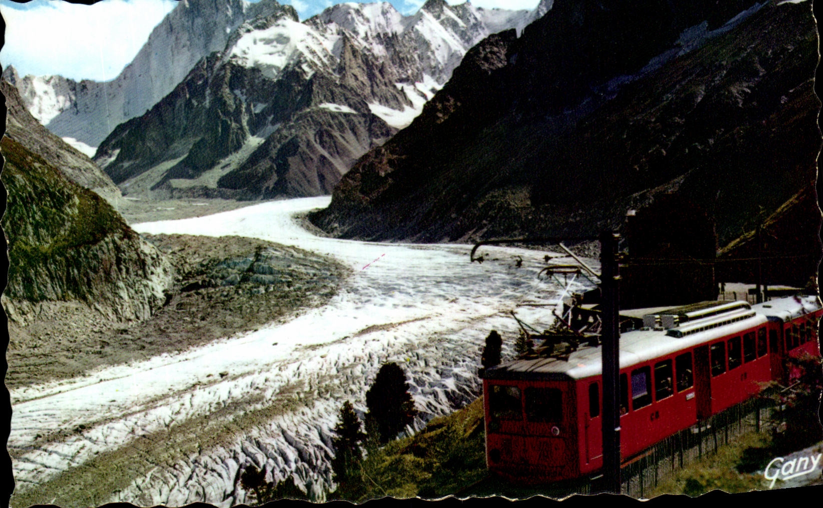 CPSM Chamonix Mont Blanc Arrivee du chemin de fer de Montenvers a la mer de glace au fond les grandes Jorasses