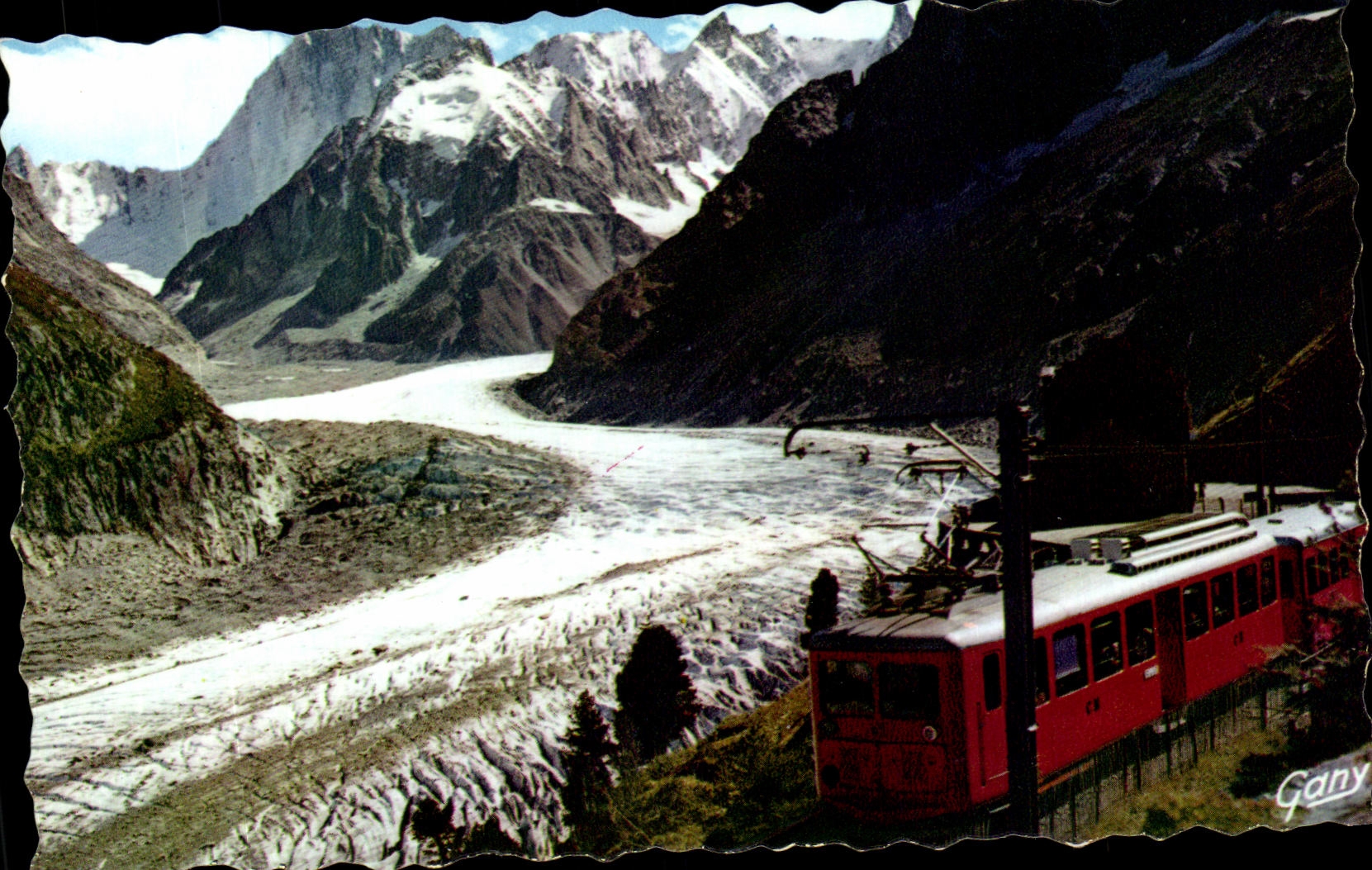 CPSM Chamonix Mont Blanc Arrivee du chemin de fer de Montenvers a la mer de glace au fond les grandes Jorasses
