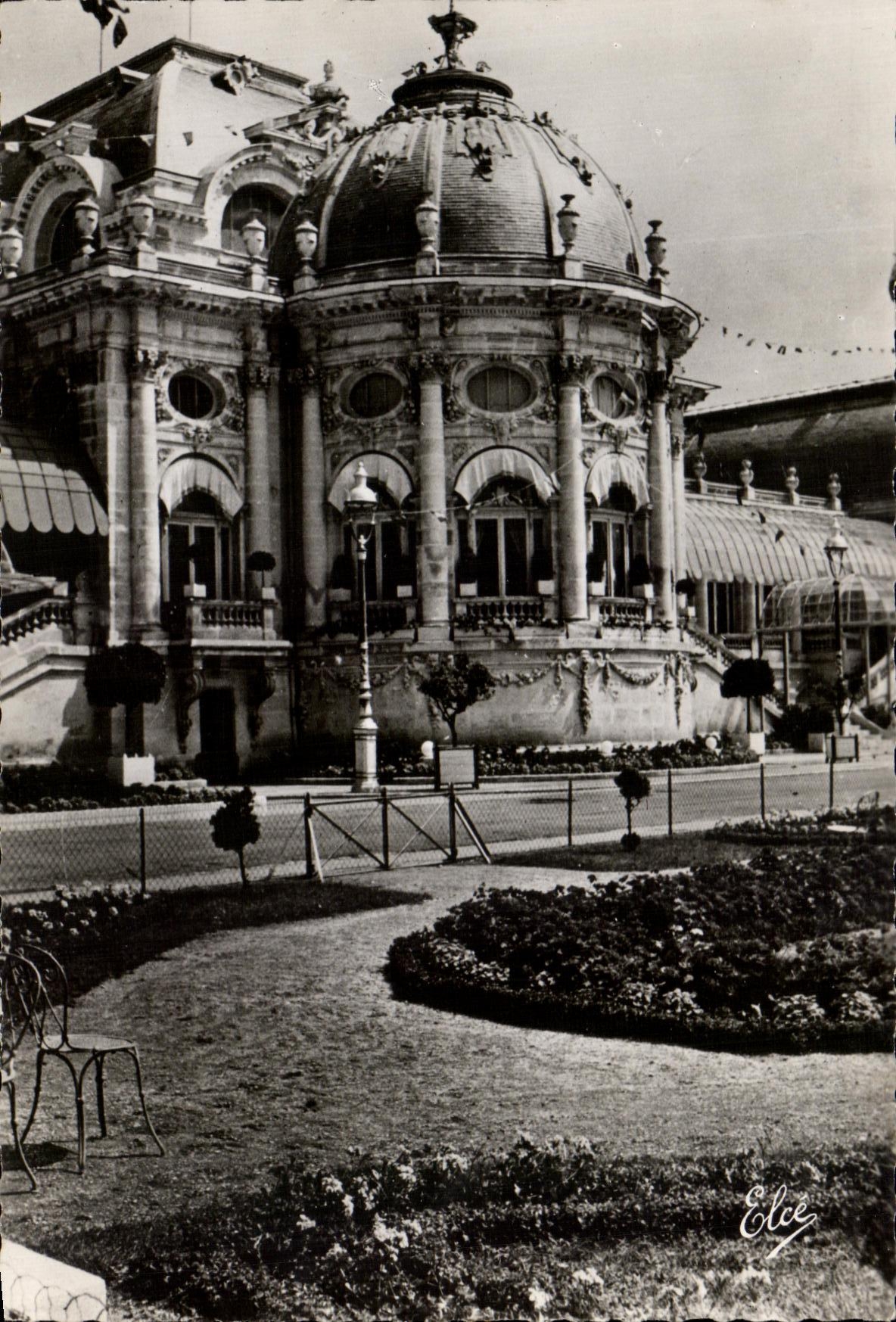 Jardines de CPSM Royan delante del casino