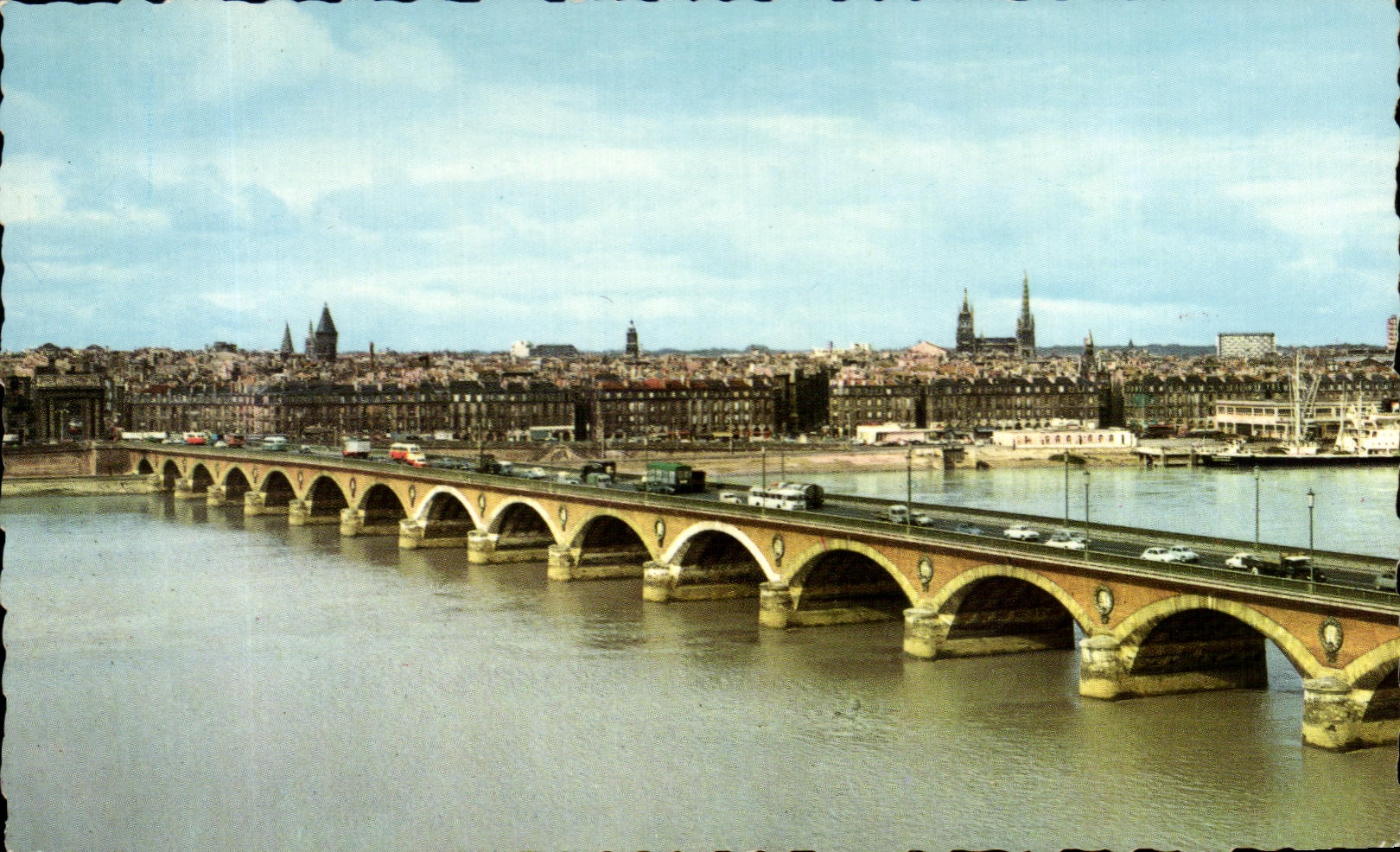 CPSM Bordeaux the bridge on the Garonne Frontage of the Richelieu quay