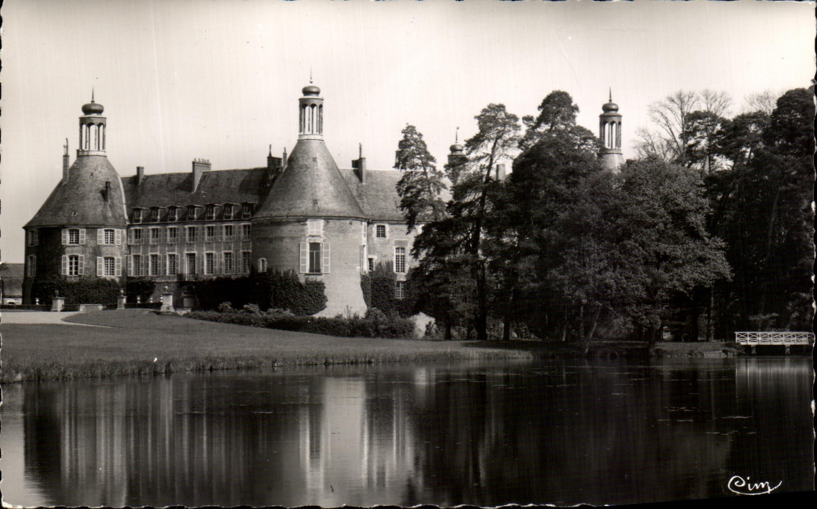 CPSM St Fargeau the Castle and Plece D water