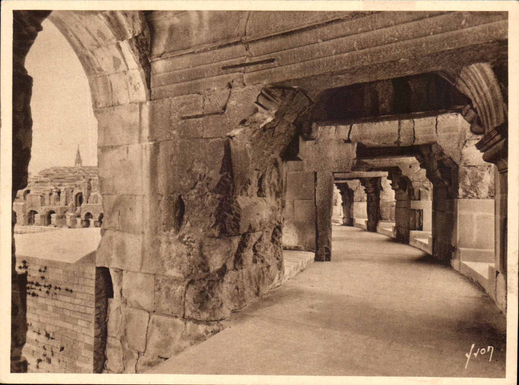 CPSM Nimes Galerie du premier etage Publicite Lansoyl