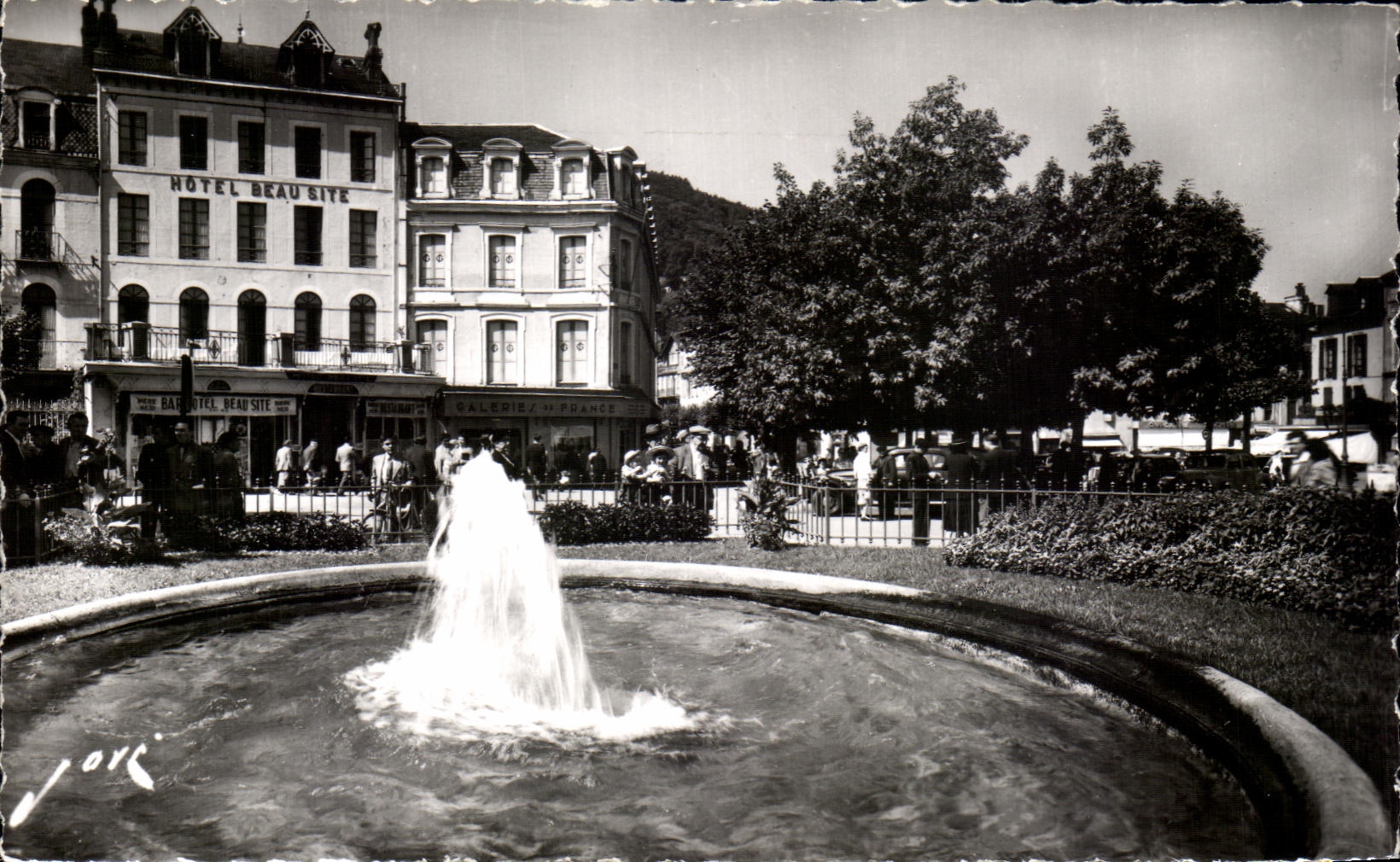 CPSM Bagneres de Bigorre the fountain of Coustous And L Hotel Beautiful Site