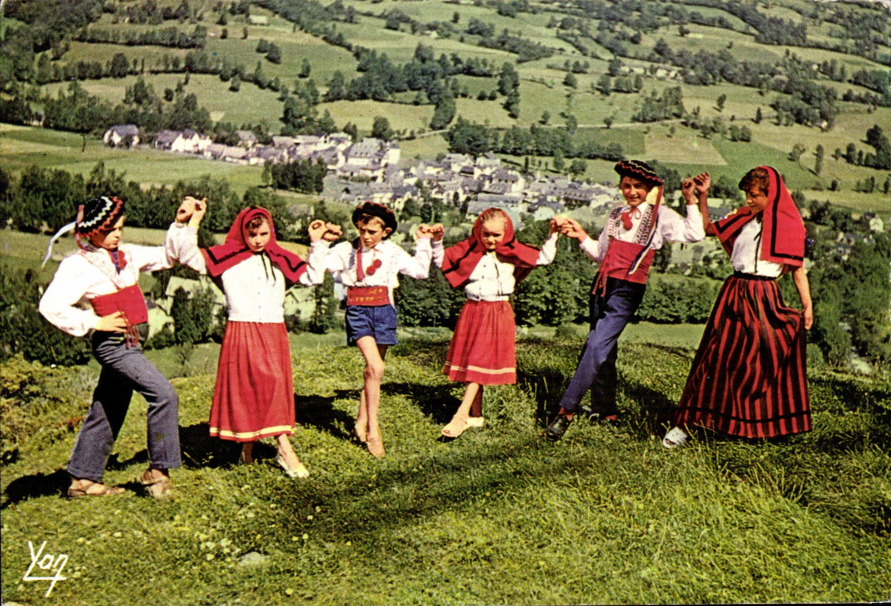 CPSM Pyrenean Folklore Donseurs and Danseuses Folklore