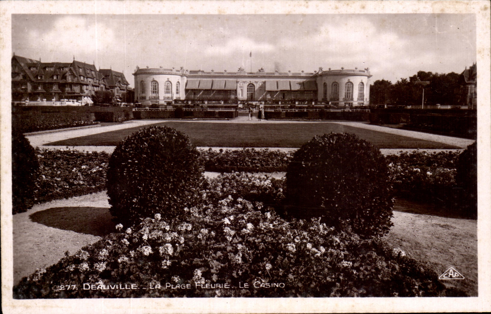 CPSM Deuville La plage fleurie Le casino