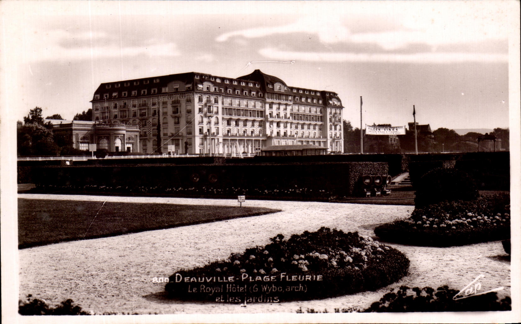 CPA Deauville Plage Fleurie Le royal Hotel et les jardins