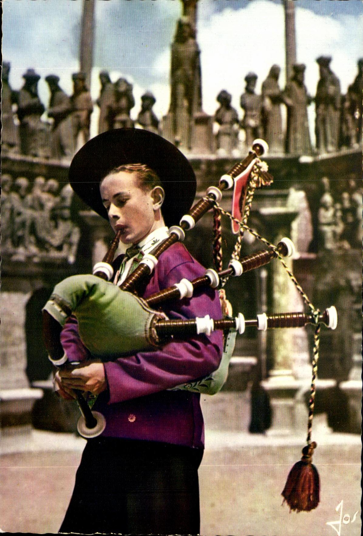 CPM La Bretagne En Coueurs Sonneur de Biniou de Plougastel Daoulas Folklore