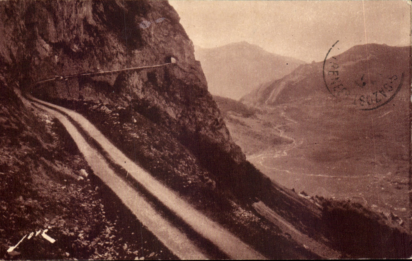 CPA Route thermale du col d Aubisque Le tunnel aux rochers de Bazen