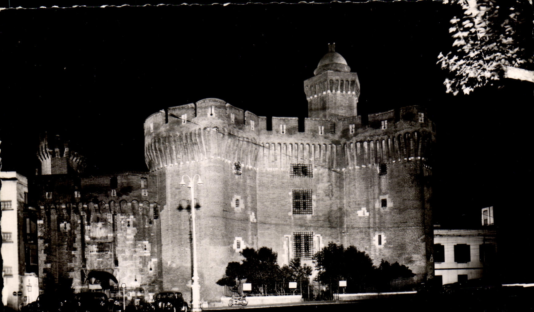 CPM Perpignan Le Castillet la Nuit