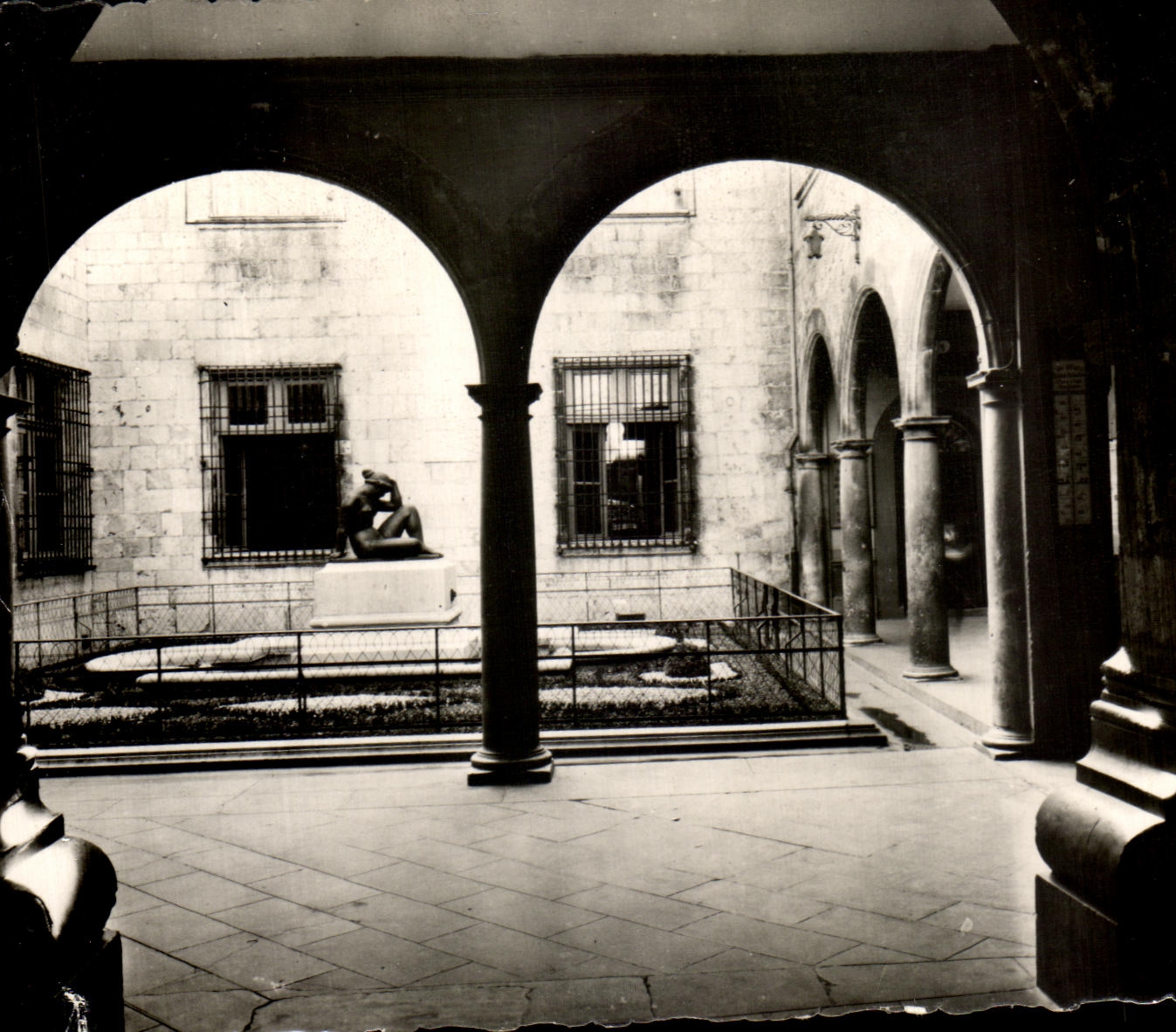 CPM Perpignan Cour Interieure de L Hotel de Ville