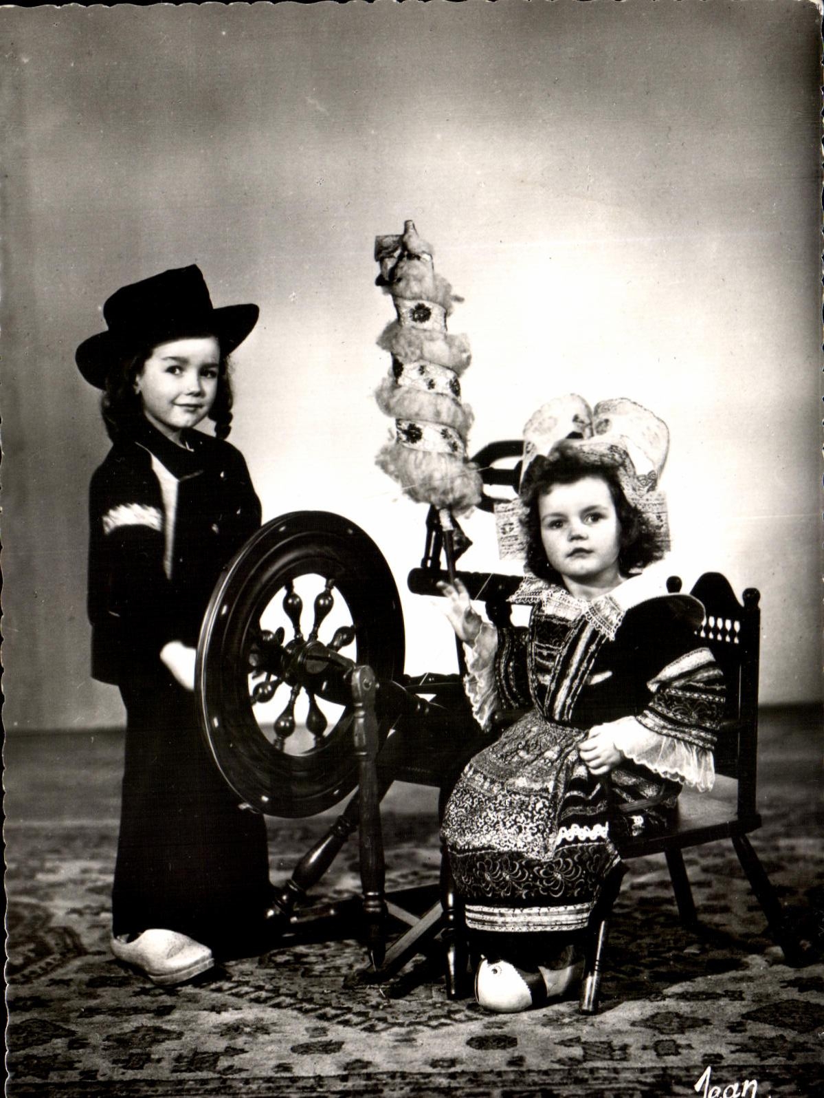 CPM Fouesnant Rosporden Costumes de la region de Fouesnant Rosporden Folklore