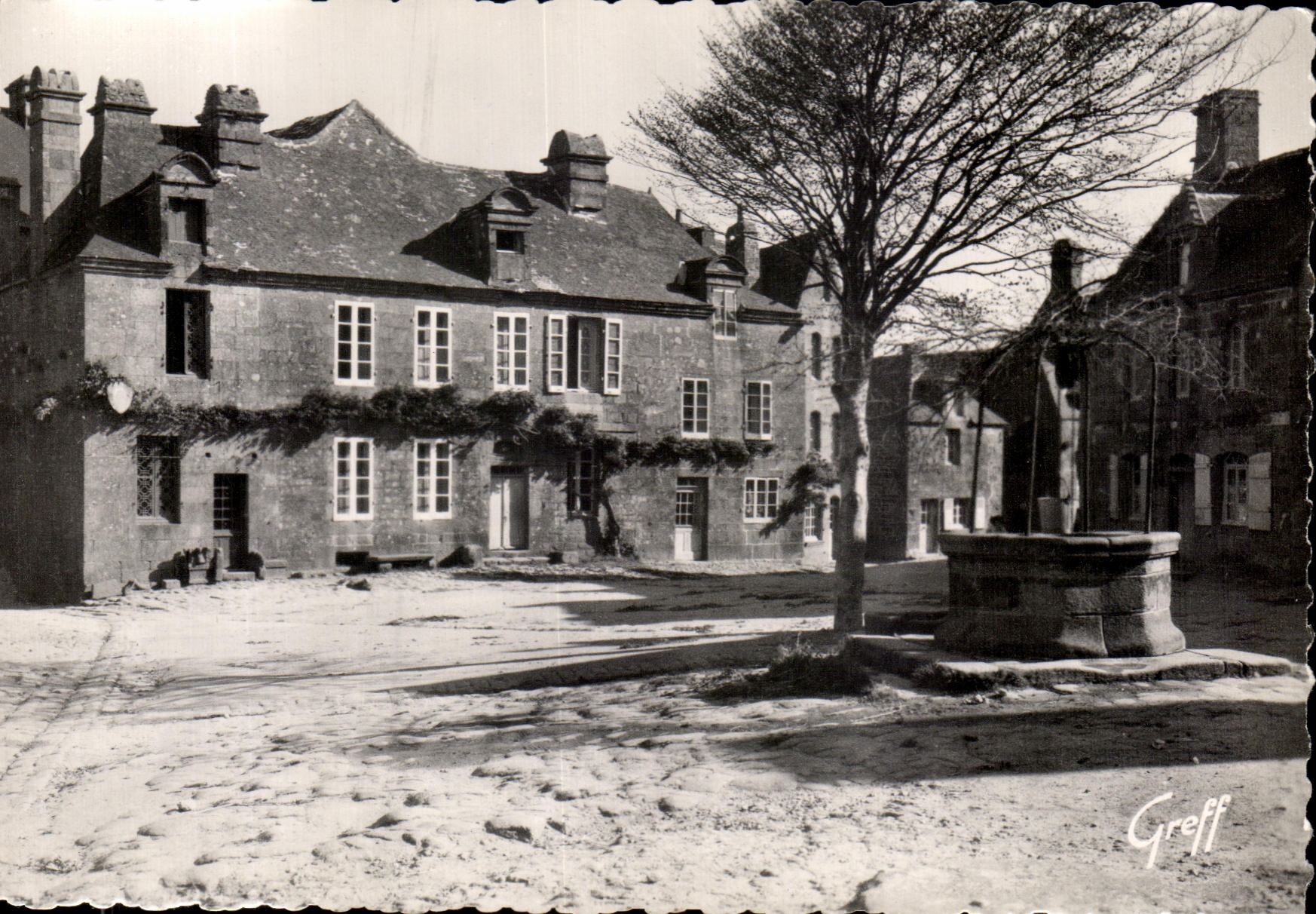 CPM Locranan Le Vieux Puits et L Hotel Saint Roman