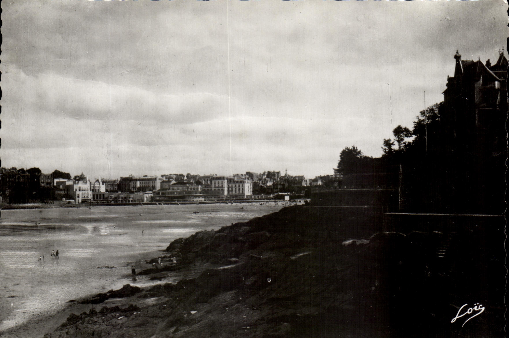 CPM Dinard Chemin De Ronde de La Malouine et Un Coin de La Plage