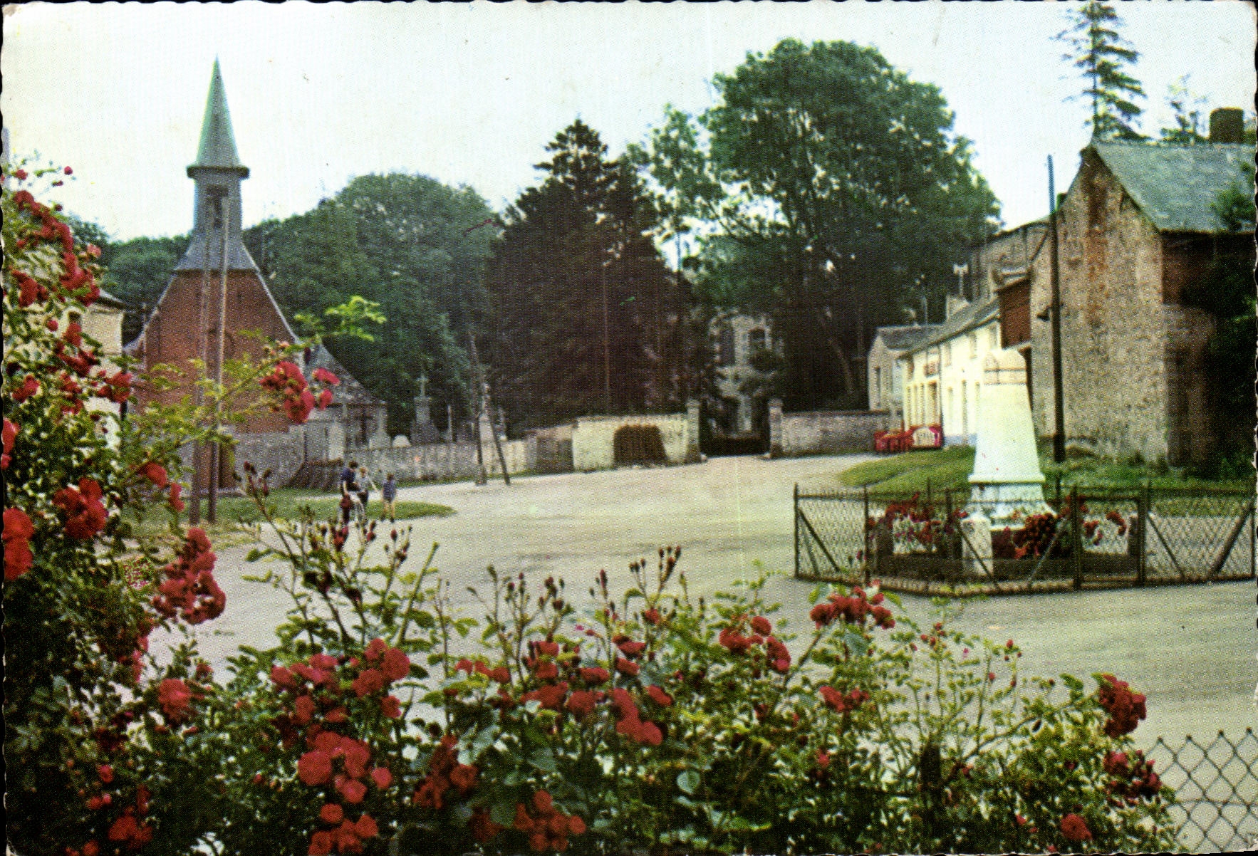 CPSM Solre Le Chateau Les Environs La Place de Beaurieux