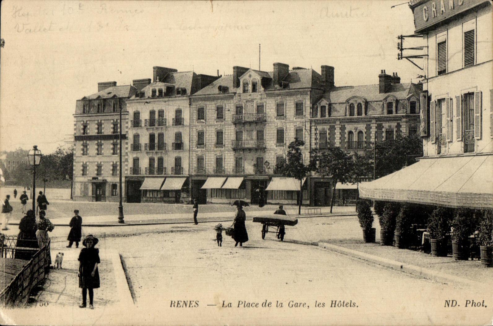CPA Renes La Place De La Gare Les Hotels 
