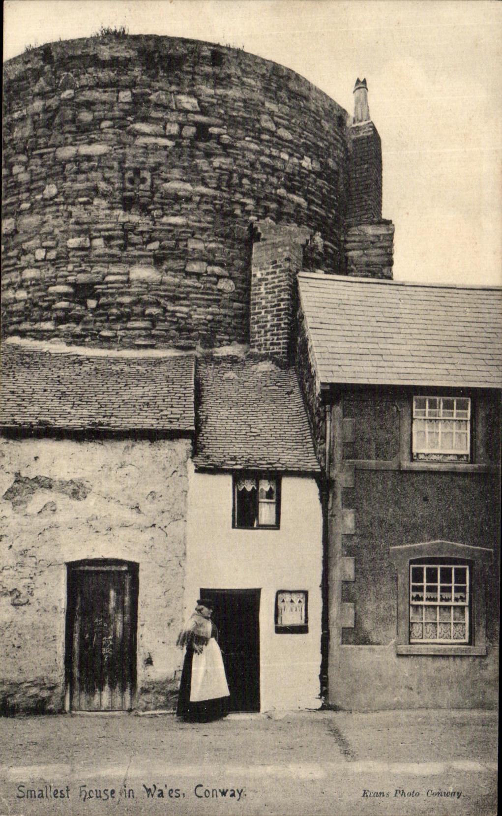 VINTAGE POSTCARD Conway Smallest House in Wales