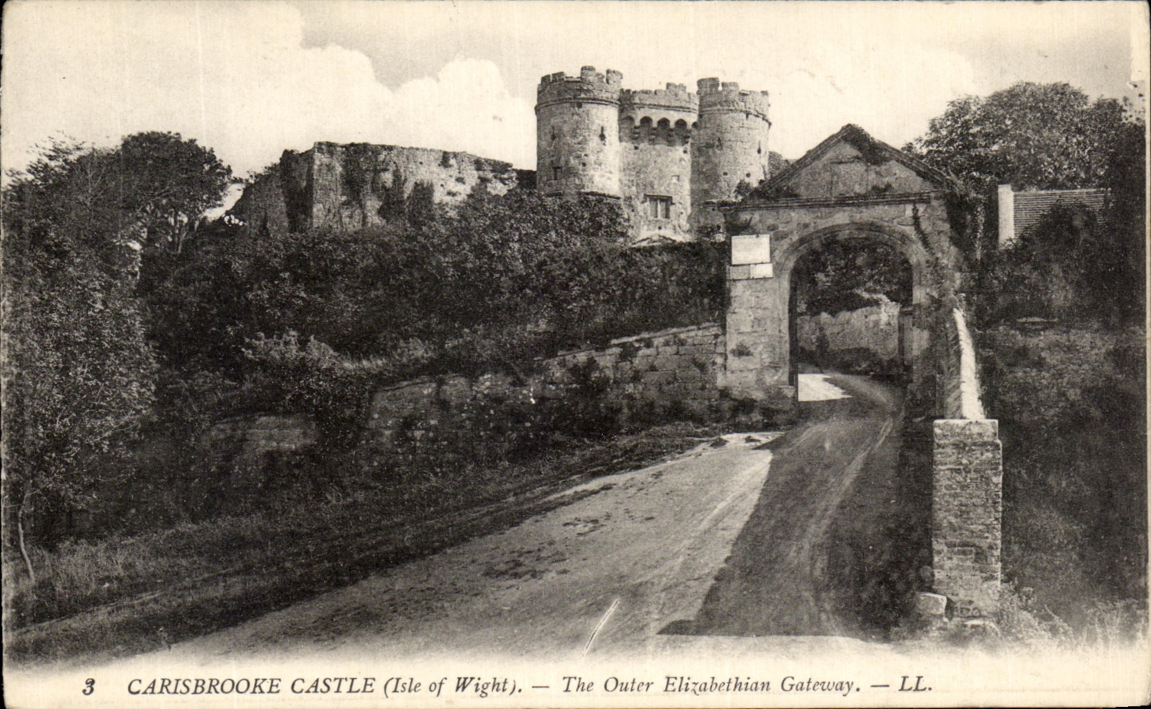 VINTAGE POSTCARD Carisbrooke Castle The Outer Elisabethian gateway