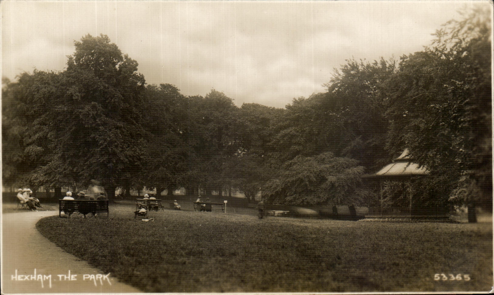 VINTAGE POSTCARD Hexham The park