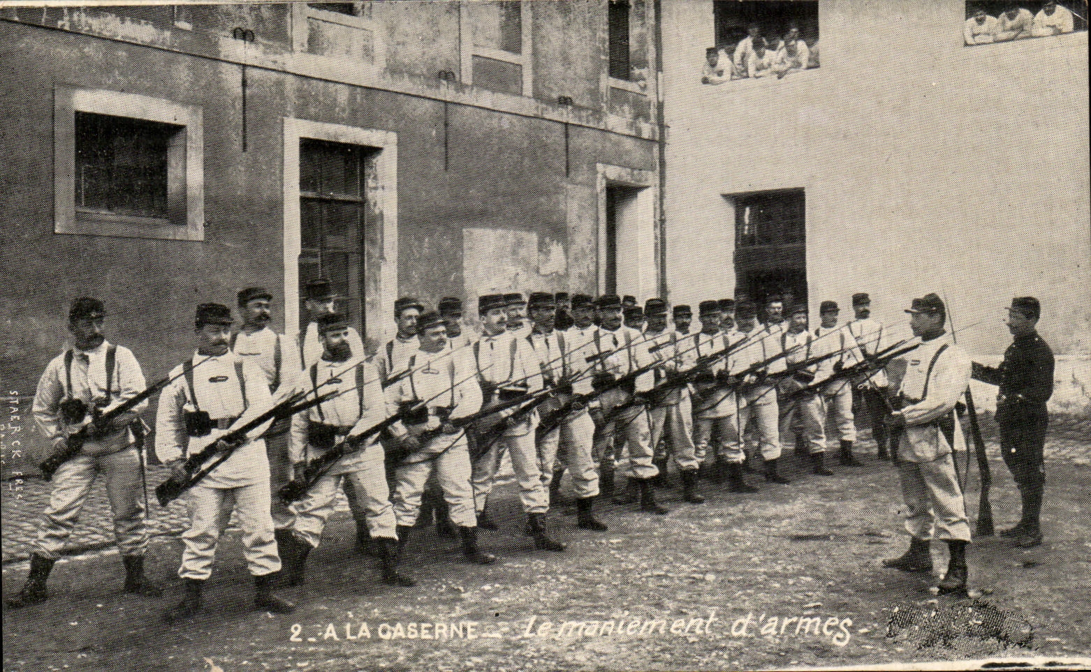 VINTAGE POSTCARD the Barracks the handling D Militaria Weapons