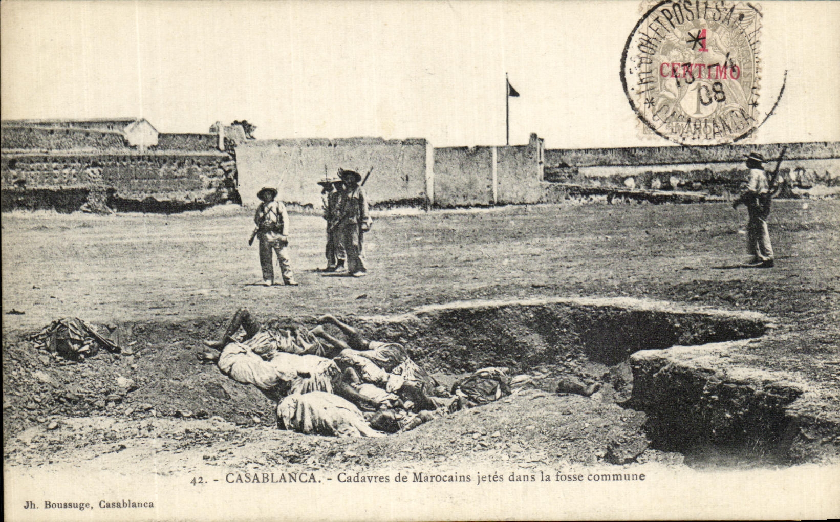 Cadaveres de Casablanca de la POSTAL de la VENDIMIA de Morrocans lanzados en el campo de Militaria del sepulcro común del orujo 1907 1908
