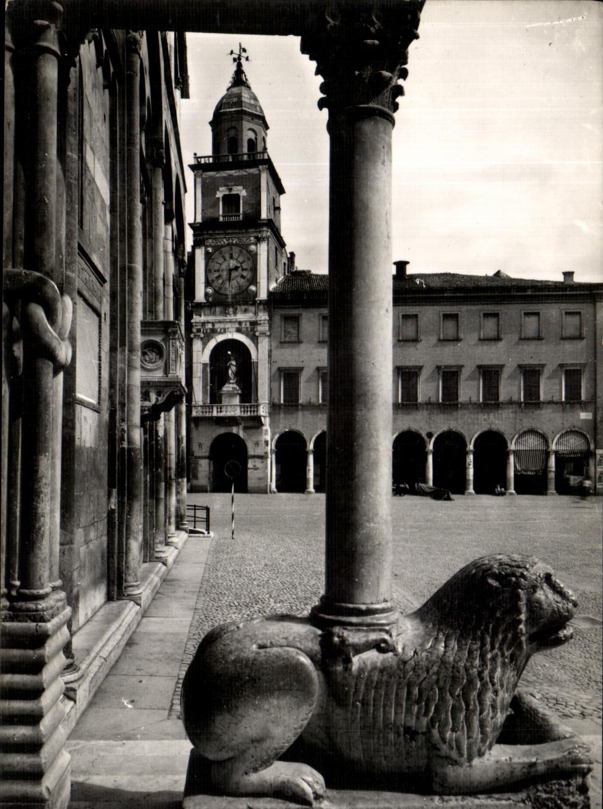 CPA Modena Torre dell Orologlo Inquadrala dalla Porta dei principi del Duomo