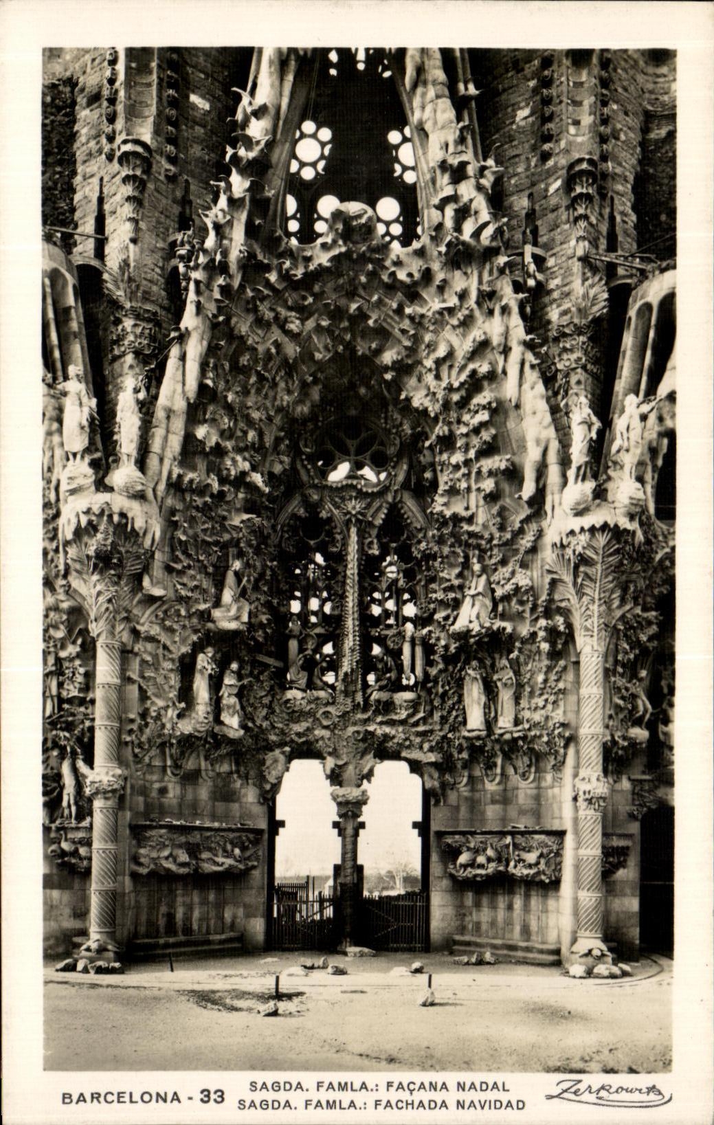 VINTAGE POSTCARD Barcelona Sagda Famla Facada Nadal