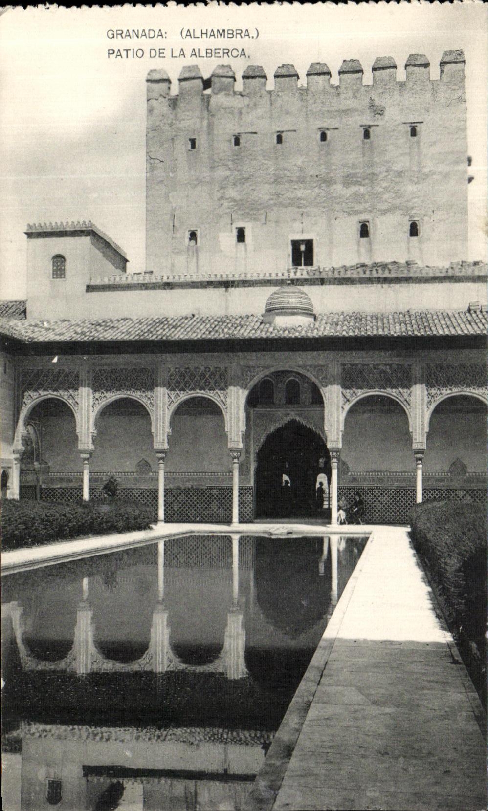 VINTAGE POSTCARD Granada Patio Of Alberca