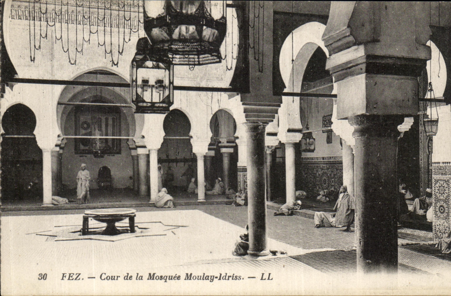 CPA Fez Cour de La Mosquee Moulay Idriss