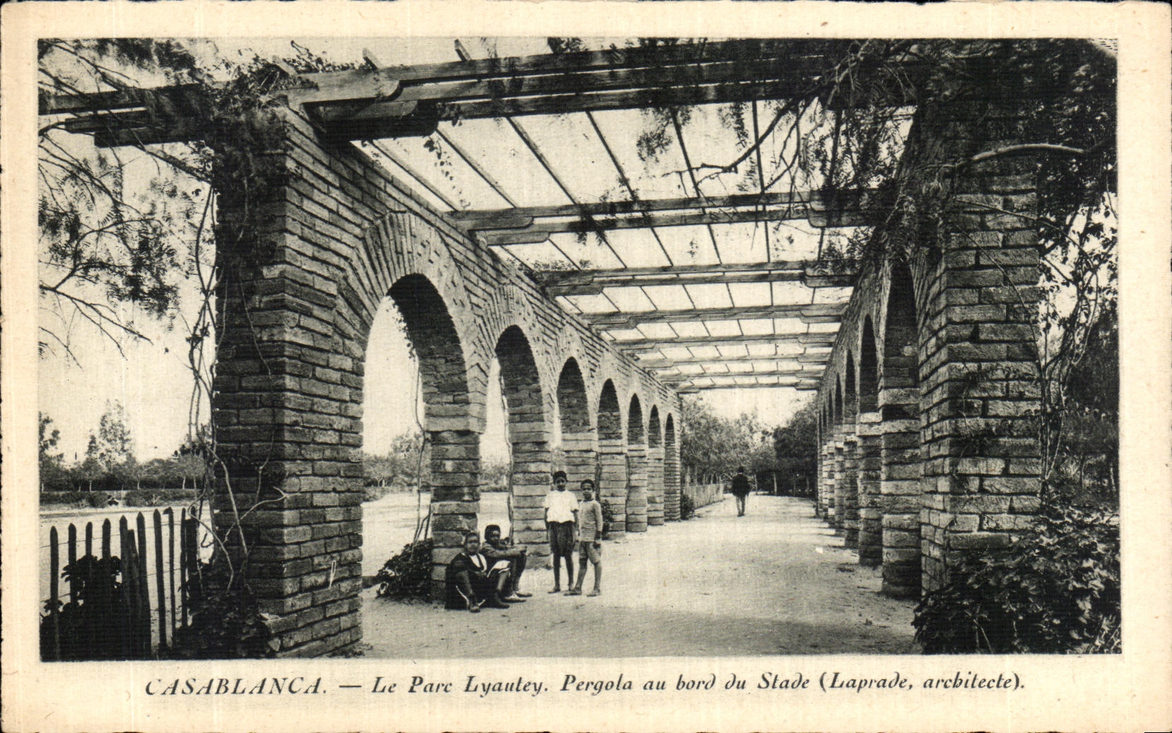 CPA Casablanca Le Parc Lyautey Pergola au Bord du Stade 