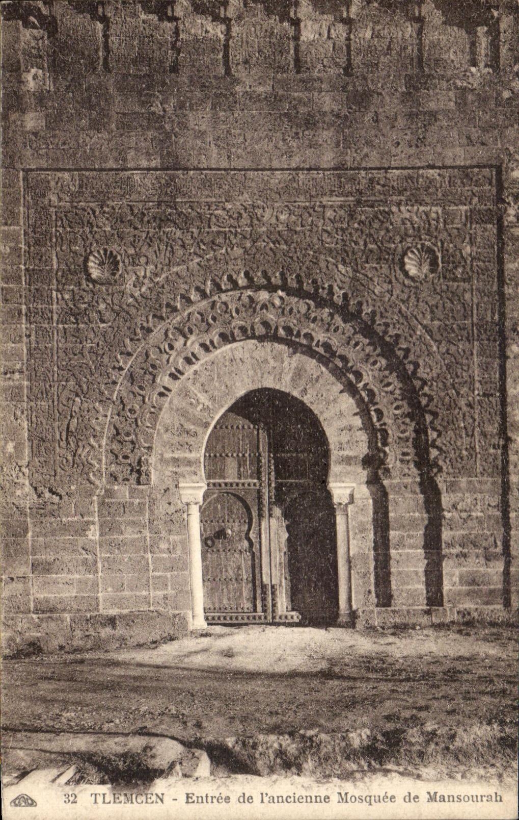 CPA Tlemcen Entree de l ancienne Mosquee de Mansourah