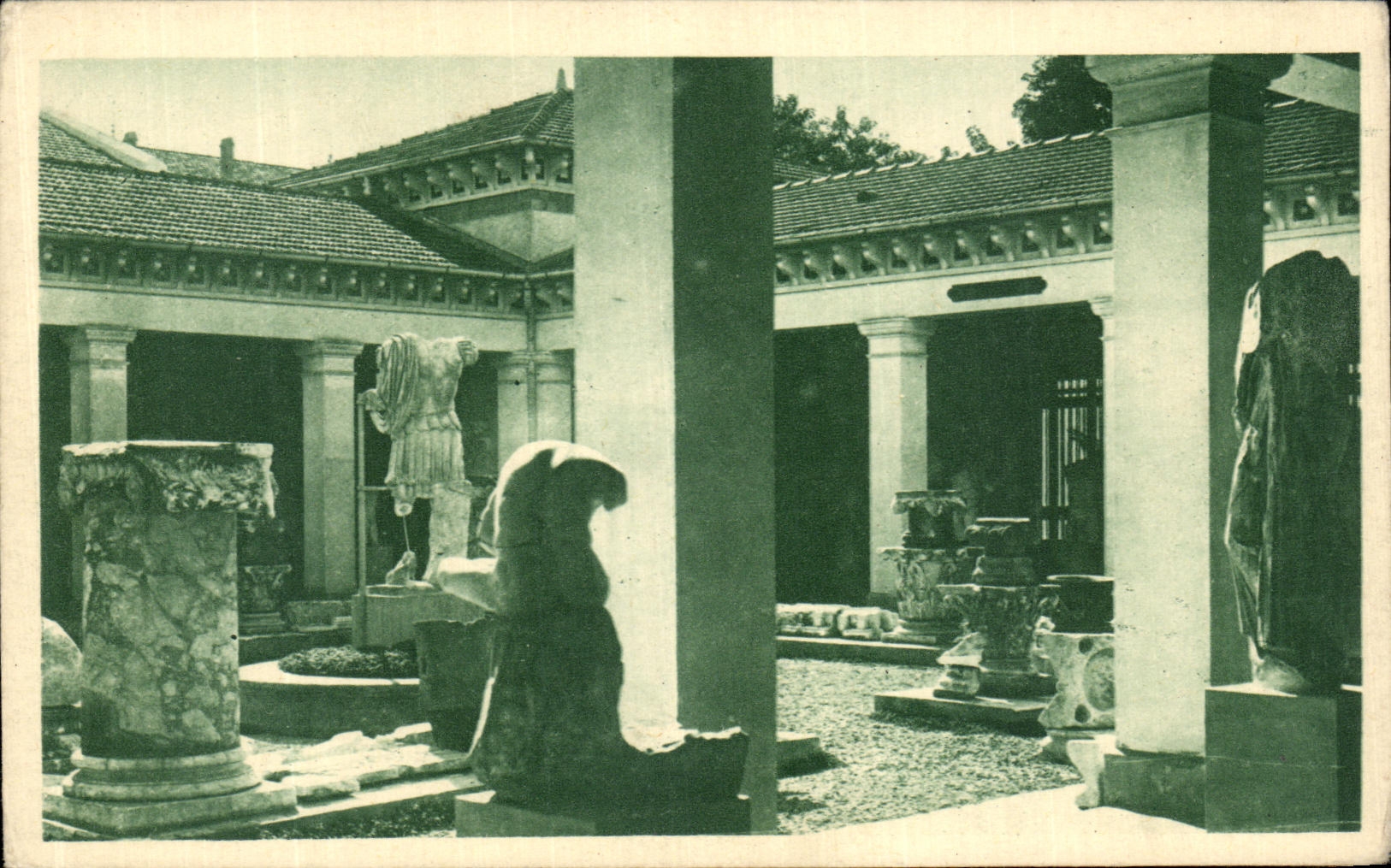 CPA Algerie Cherchell Interieur du musee