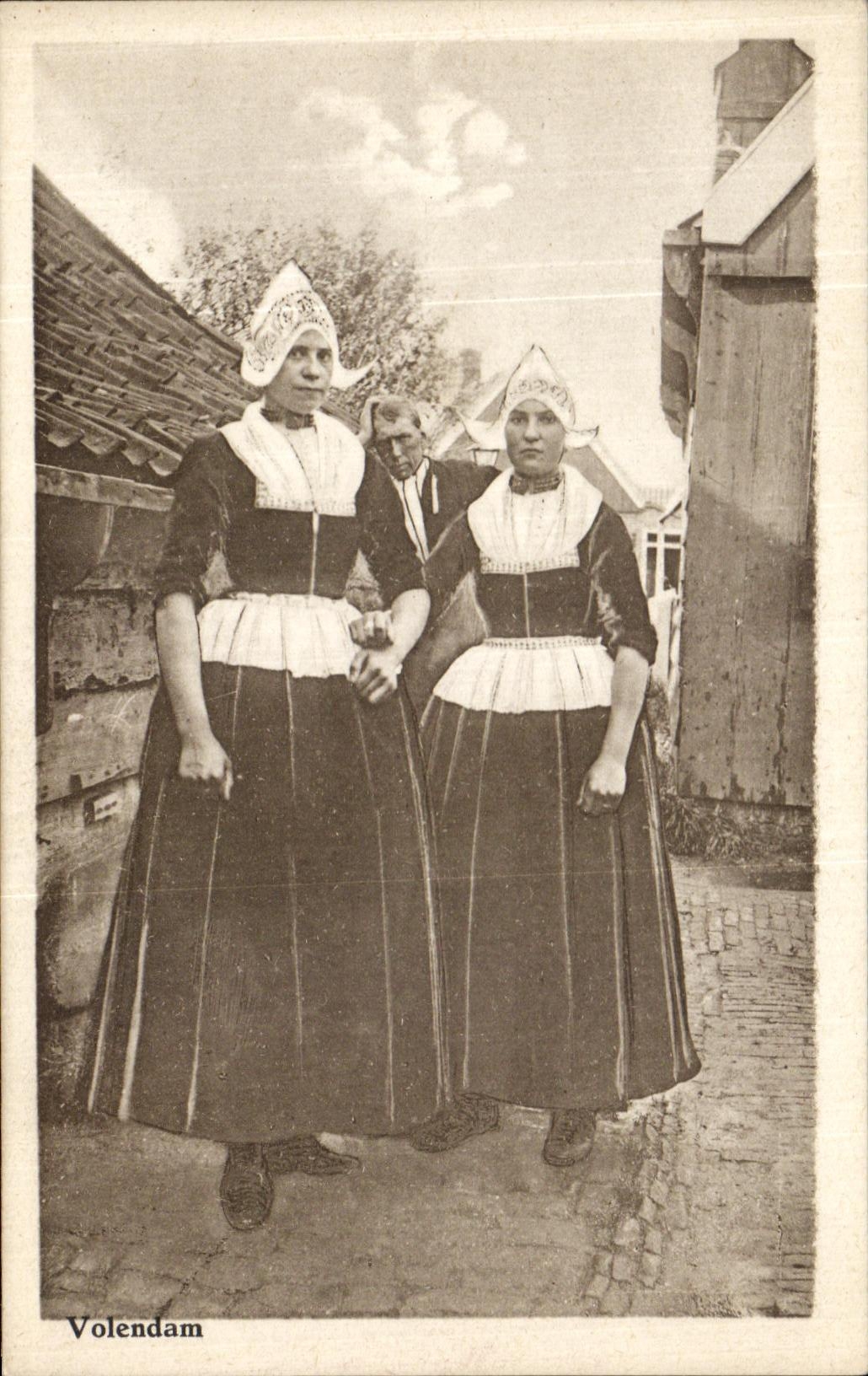 VINTAGE POSTCARD Volendam Women Folklore Costume
