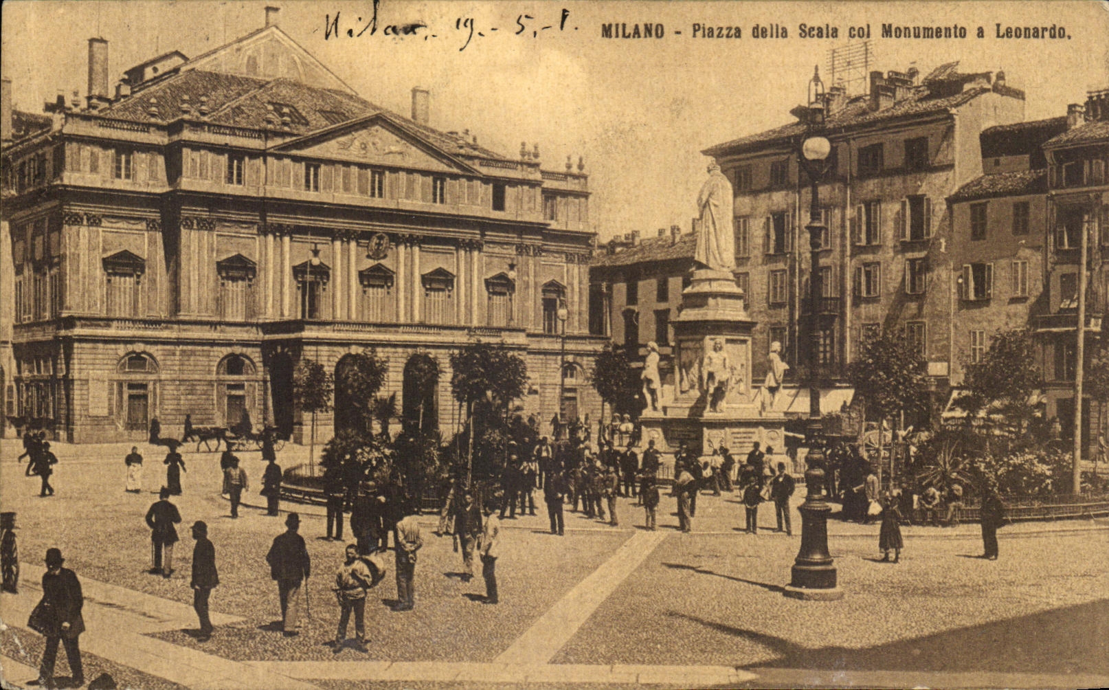 VINTAGE POSTCARD Milano Piazzo della Scala collar Monuments has Leonardo