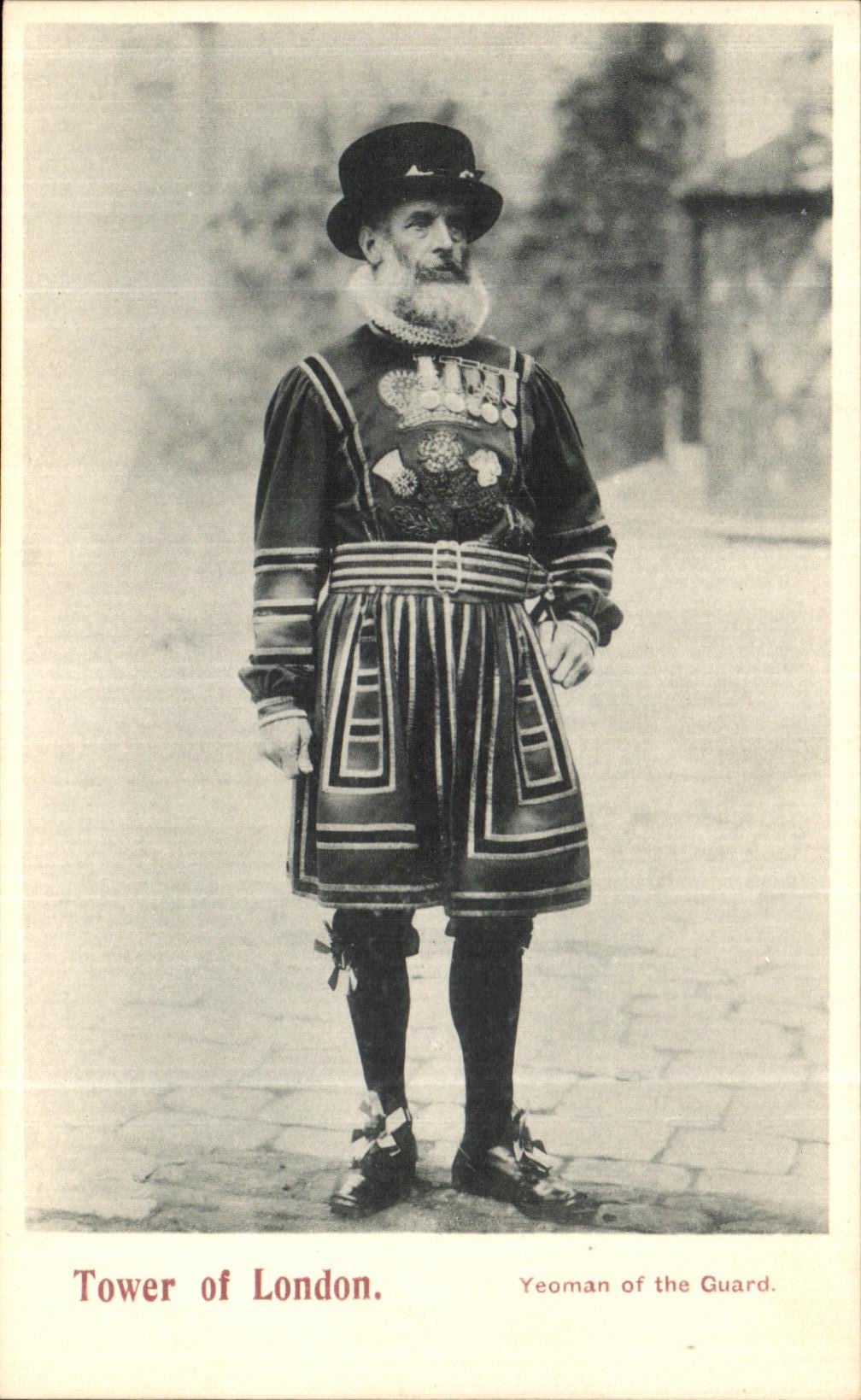 VINTAGE POSTCARD Tower off London Yeoman off The Guard
